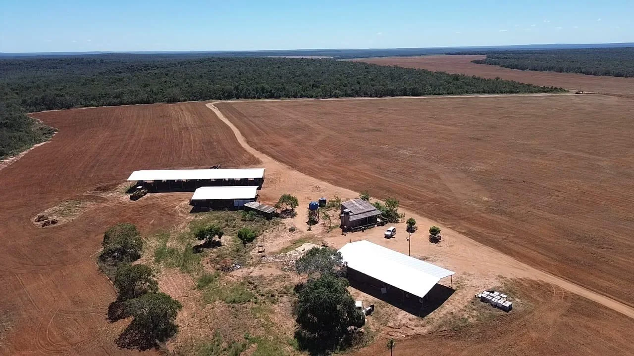 Vista aérea de estrutura rural cercada por lavouras