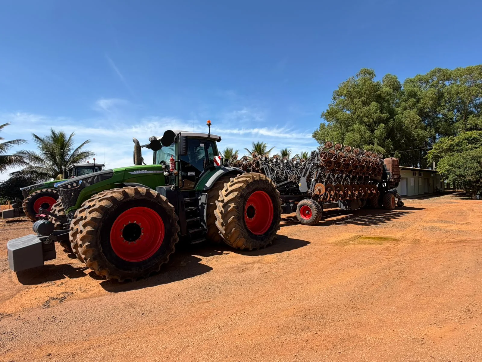 Trator acoplado a implemento agrícola